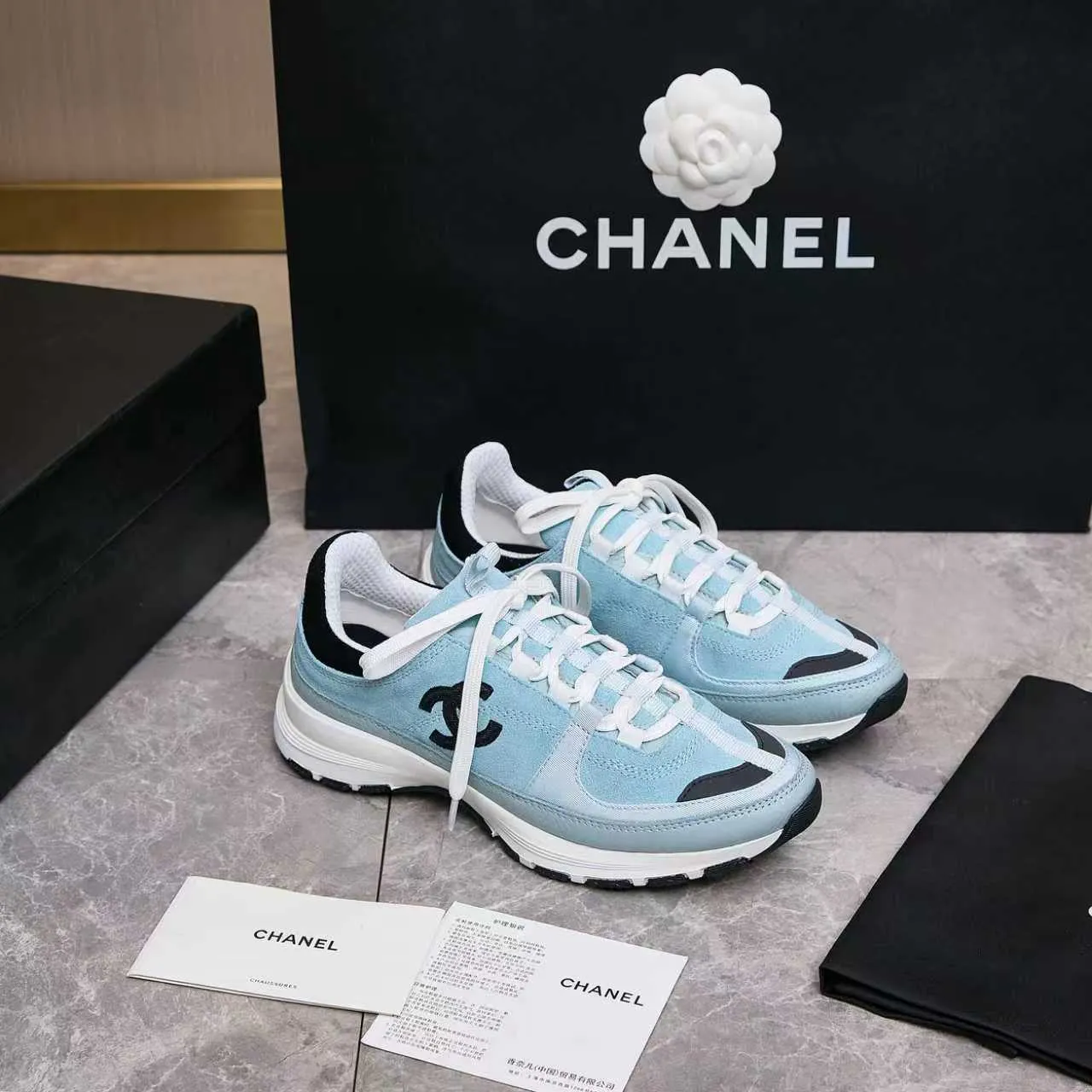 p560 Chanel Chanel - 2025 counter top casual sports shoes This classic design; the upper is embroidered with various techniques; the outsole is fashionable and sporty; the extraordinary inclusion of a variety of color matching elements... The diversified mix and match is very beautiful and versatile, casual, fashionable, sports and outdoor can be taken into account... ꫛꫀꪝ Go➫ Materials: ❶Upper made of: original imported high mercerized cow suede + imported mixed sheepskin ❷The inner lining is made of: original imported breathable mesh ❸Outsole is based on: original TPU combination outsole. Full set of boutique packaging for women 35-41 and men 38-46